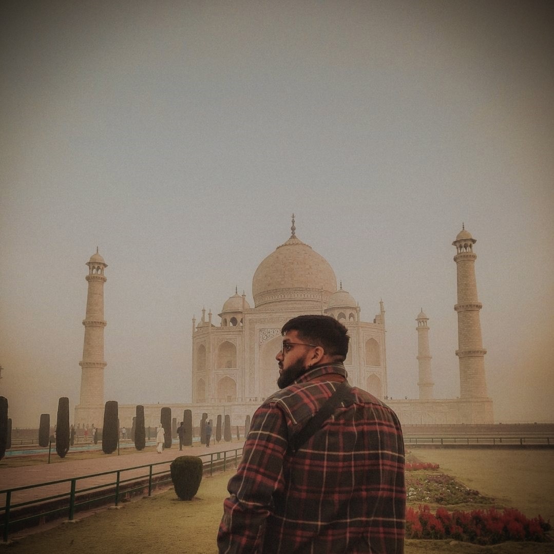 ridj in front of the taj mahal